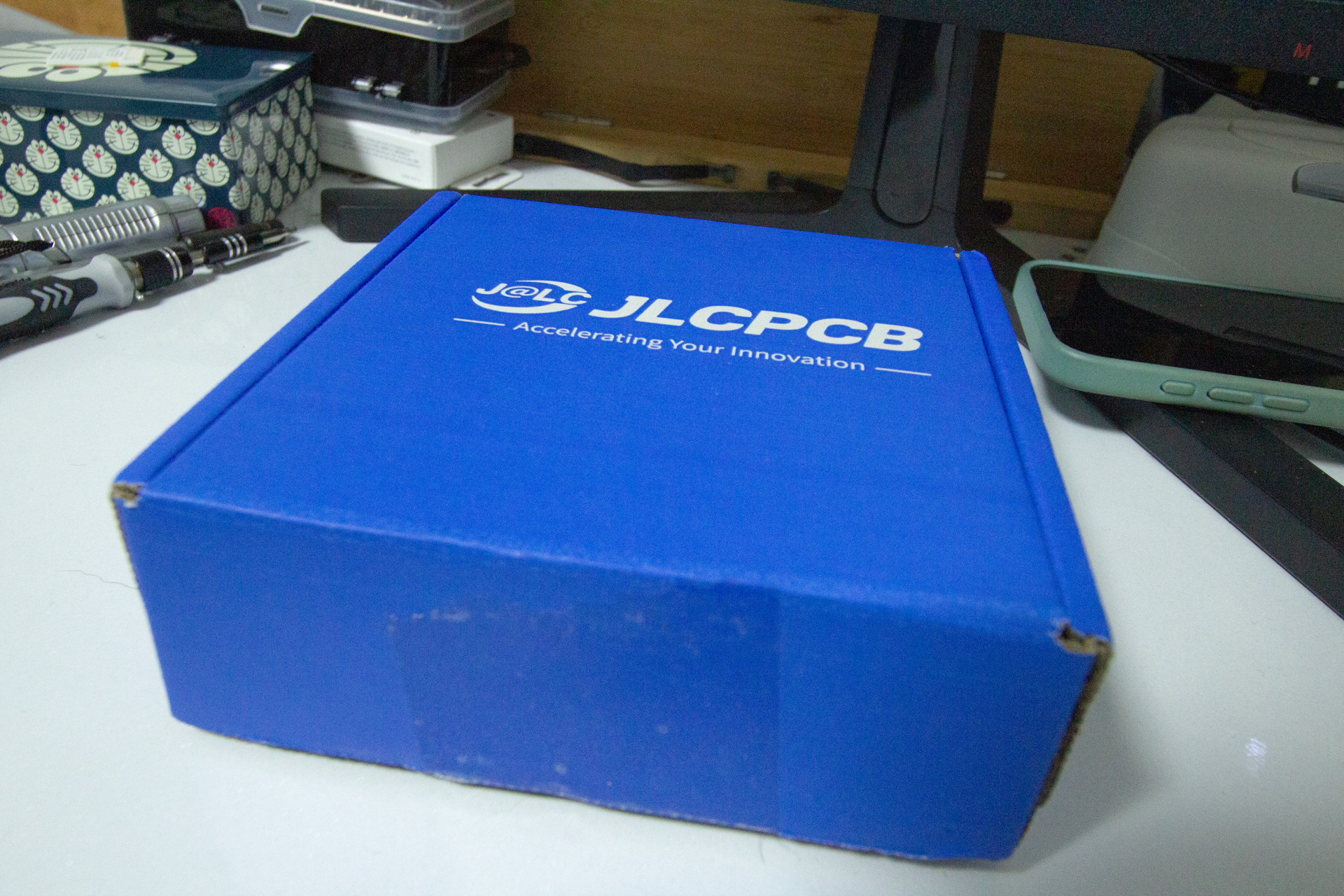 JLCPCBから届いた青い箱